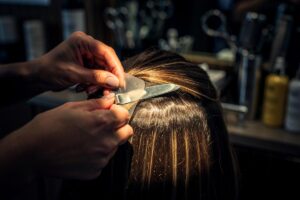 Nowy sposób na doczepy włosów z użyciem kuchennego noża - fryzjerki dopiero się dowiedziały