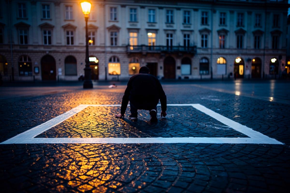 Wszyscy zaczynają rysować kwadraty na chodnikach, co to oznacza? Architekci krajobrazu wyjaśniają